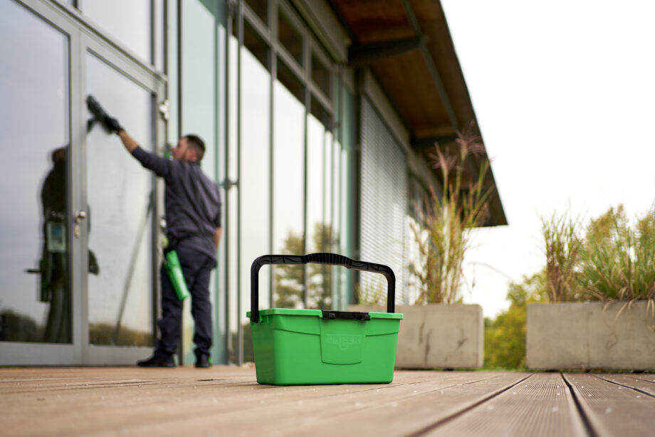 Seau de 12 litres couleur verte Unger avec porte outils.