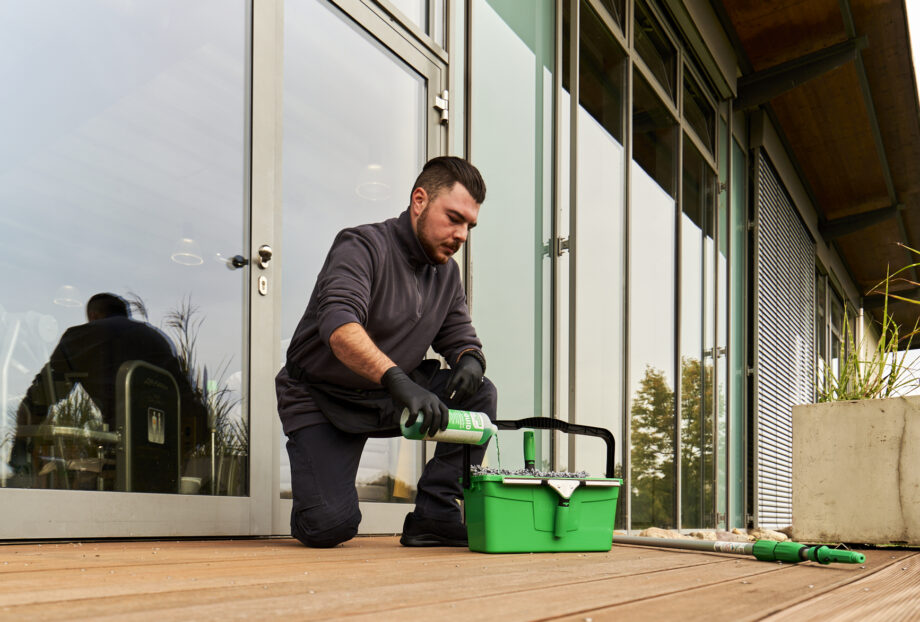Seau de 12 litres couleur verte Unger avec porte outils.