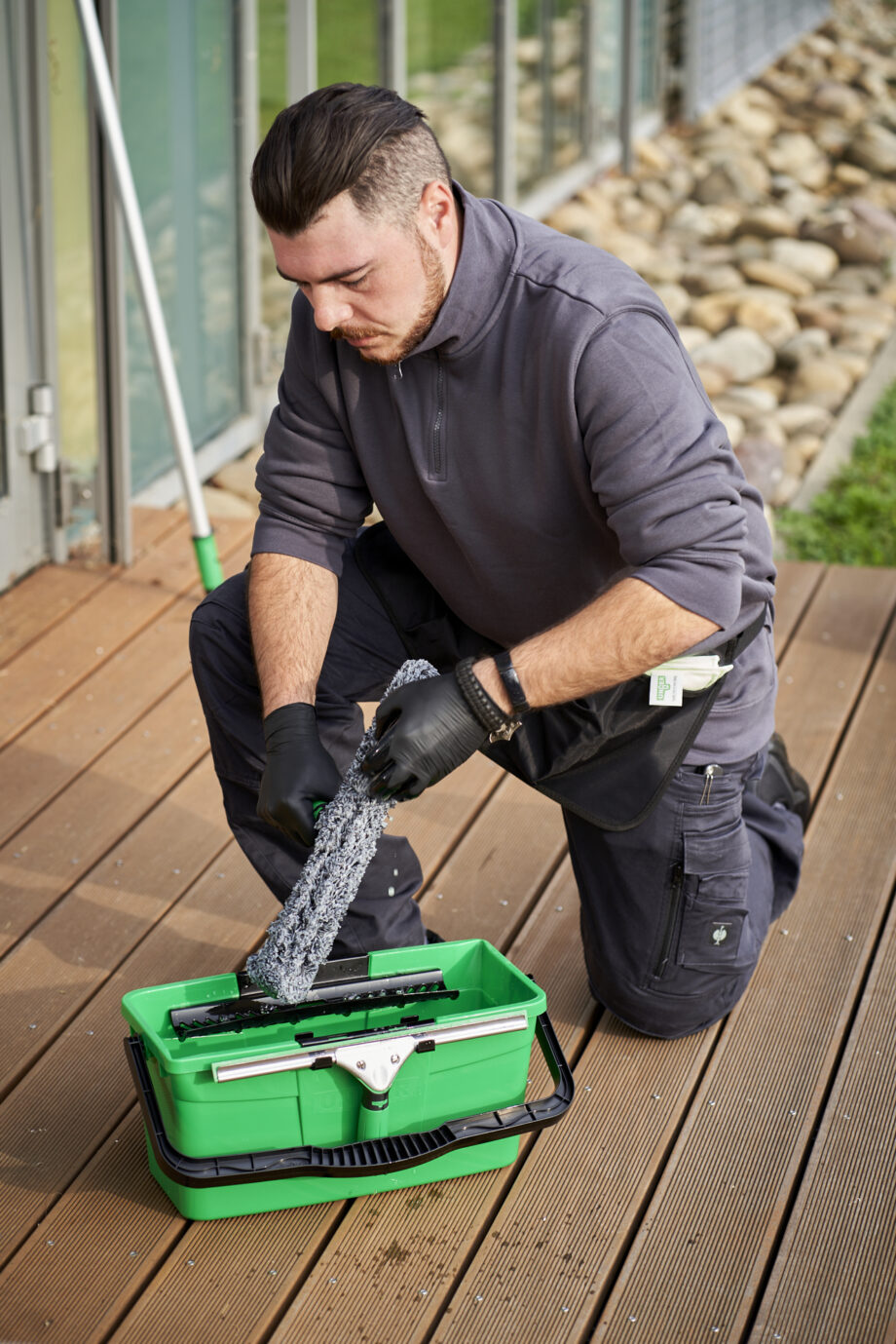 Seau de 12 litres couleur verte Unger avec porte outils.