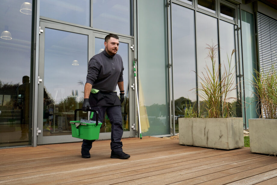 Seau de 12 litres couleur verte Unger avec porte outils.
